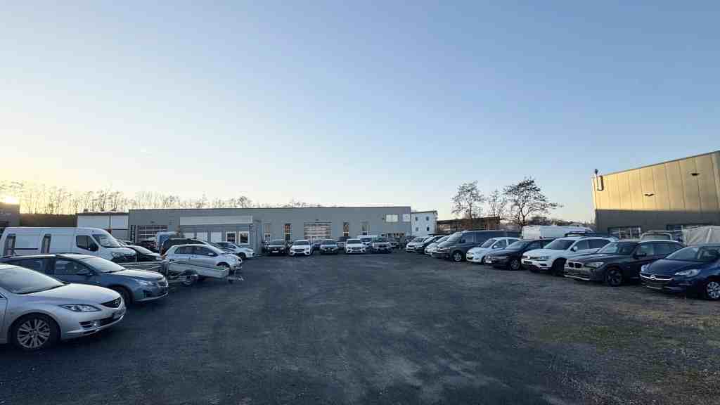 Autostellplatz, mit verschiedene Autos und Büro